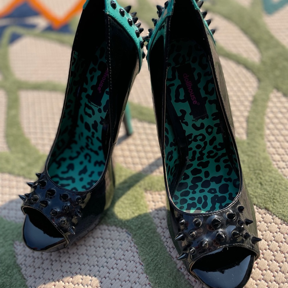 DOLLHOUSE Spikey Turquoise Heels (9) BRAND NEW